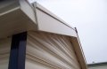 Kunststof blokhut | detail aansluiting kunststof windveer en kunststof dakgoot 
